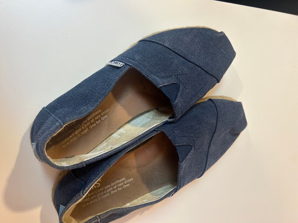 Toms Slip Ons *Size 6*